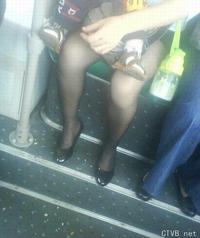 美腿走光 - 公車上帶小孩的黑絲少婦 - 1.jpg