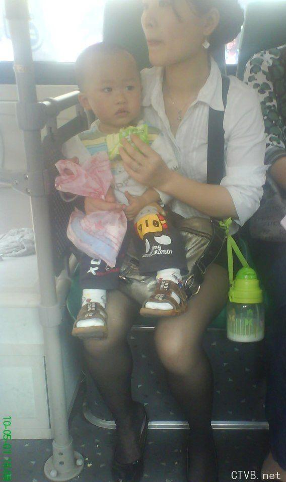 美腿走光 - 公車上帶小孩的黑絲少婦 - 4.jpg