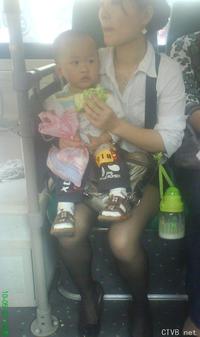 美腿走光 - 公車上帶小孩的黑絲少婦 - 4.jpg
