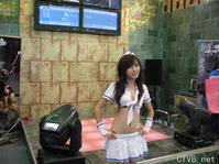 美腿走光 - 网游促销小姐的工作照 - 7.jpg