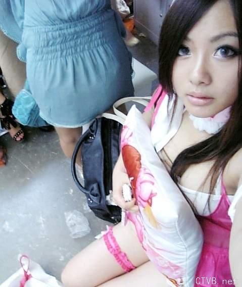 美腿走光 - 网游促销小姐的工作照 - 11.jpg