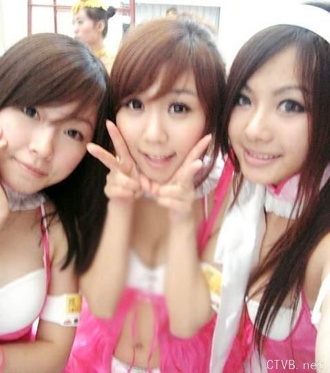 美腿走光 - 网游促销小姐的工作照 - 2.jpg