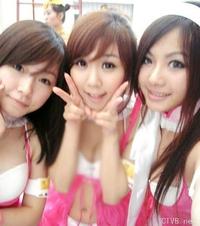 美腿走光 - 网游促销小姐的工作照 - 2.jpg