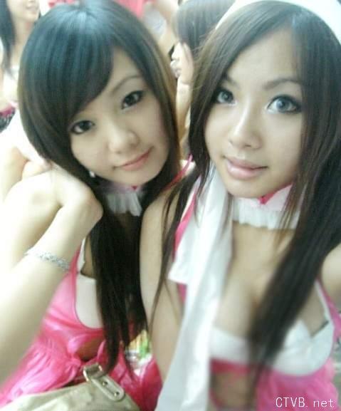 美腿走光 - 网游促销小姐的工作照 - 1.jpg