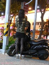 美腿走光 - 夜间上班的mm们，穿得真性感 - 3.jpg