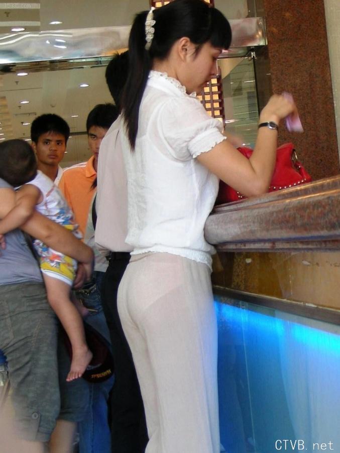 美腿走光 - 售票处买票的美丽女人的半透明裤 - 7.jpg