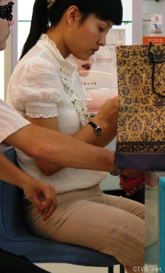 美腿走光 - 售票处买票的美丽女人的半透明裤 - 1.jpg