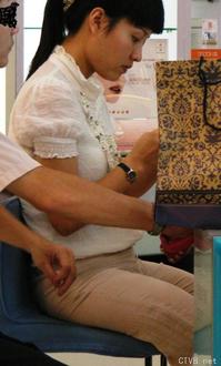 美腿走光 - 售票处买票的美丽女人的半透明裤 - 1.jpg