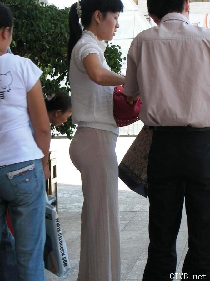 美腿走光 - 售票处买票的美丽女人的半透明裤 - 12.jpg