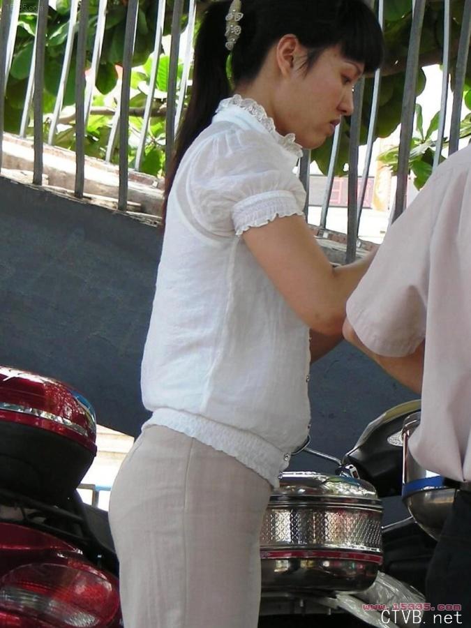 美腿走光 - 售票处买票的美丽女人的半透明裤 - 9.jpg