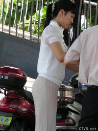 美腿走光 - 售票处买票的美丽女人的半透明裤 - 11.jpg