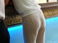 美腿走光 - 售票处买票的美丽女人的半透明裤 - 5.jpg