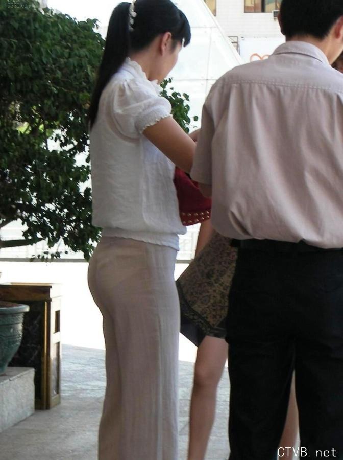 美腿走光 - 售票处买票的美丽女人的半透明裤 - 8.jpg