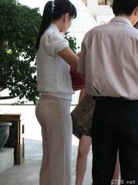 美腿走光 - 售票处买票的美丽女人的半透明裤 - 8.jpg