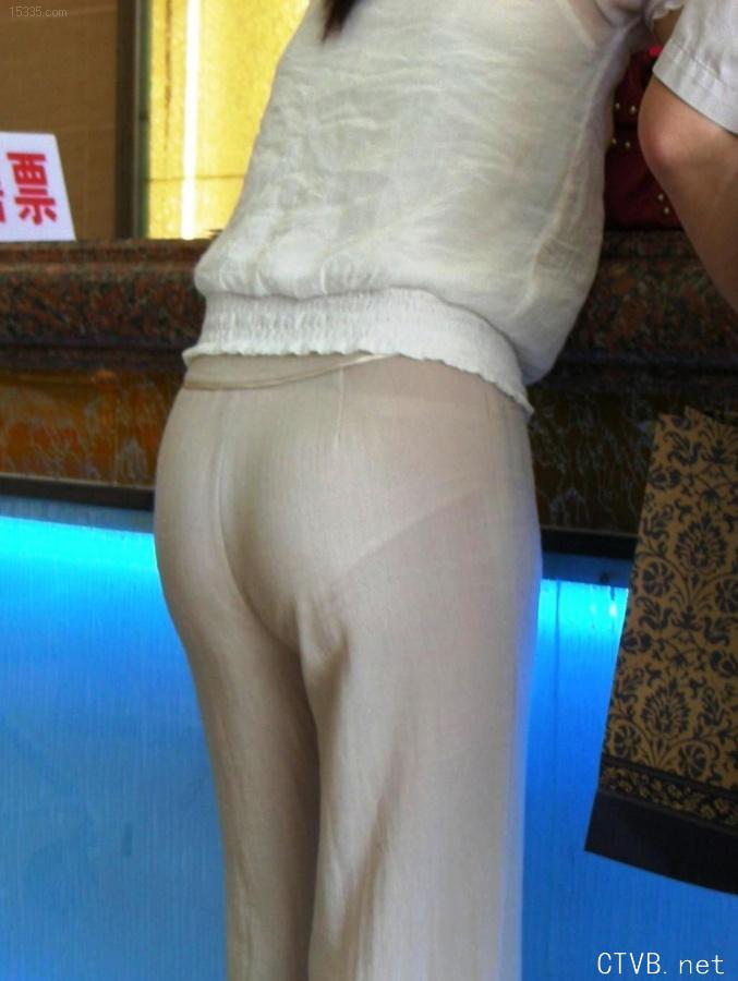 美腿走光 - 售票处买票的美丽女人的半透明裤 - 4.jpg
