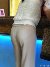 美腿走光 - 售票处买票的美丽女人的半透明裤 - 4.jpg