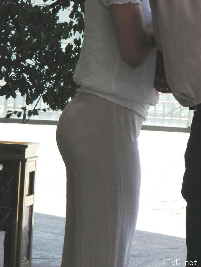 美腿走光 - 售票处买票的美丽女人的半透明裤 - 10.jpg