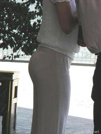 美腿走光 - 售票处买票的美丽女人的半透明裤 - 10.jpg