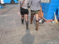 美腿走光 - 袜子都破了也能穿着上街 - 2.jpg