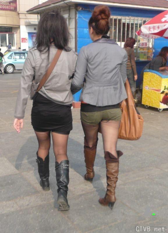 美腿走光 - 袜子都破了也能穿着上街 - 1.jpg