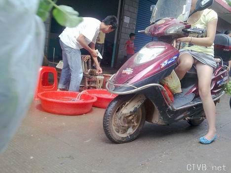 美腿走光 - 买菜的少妇走光 - 6.jpg