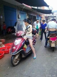 美腿走光 - 买菜的少妇走光 - 2.jpg