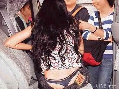 美腿走光 - 偷拍透明丁字裤 - 3.jpg