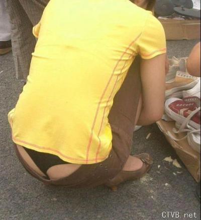 美腿走光 - 偷拍透明丁字裤 - 2.jpg