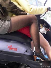 美腿走光 - 街拍骑车的黑丝MM - 10.jpg