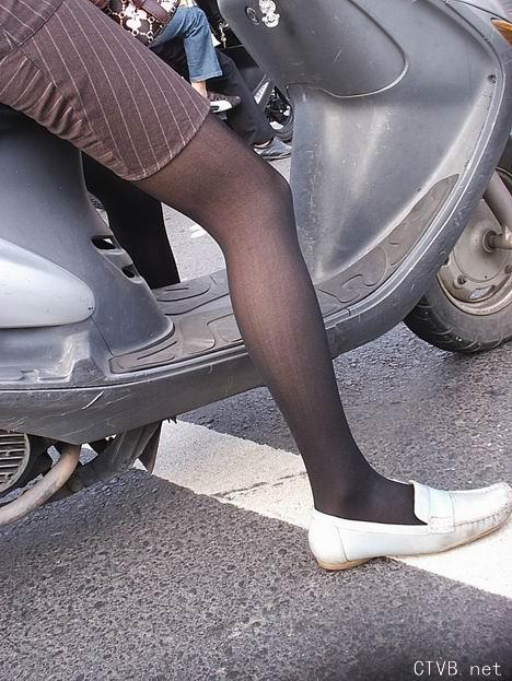 美腿走光 - 街拍骑车的黑丝MM - 8.jpg