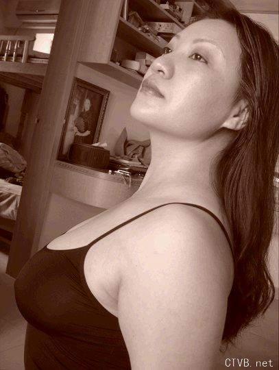 美腿走光 - 最风骚的大奶熟女阿姨自拍 - 1.jpg