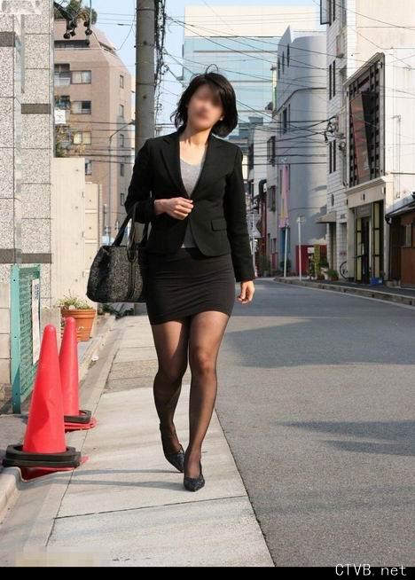 美腿走光 - 跟拍紧身超短裙风骚OL - 9.jpg