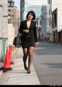 美腿走光 - 跟拍紧身超短裙风骚OL - 9.jpg