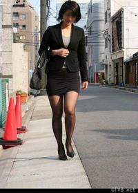 美腿走光 - 跟拍紧身超短裙风骚OL - 2.jpg