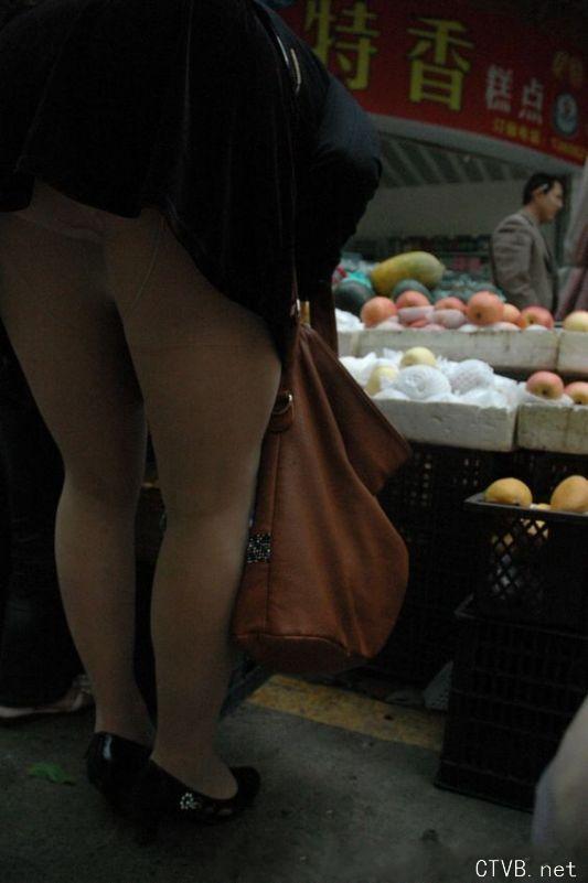 美腿走光 - 肉丝女买水果穿透明内裤超刺激 - 2.jpg