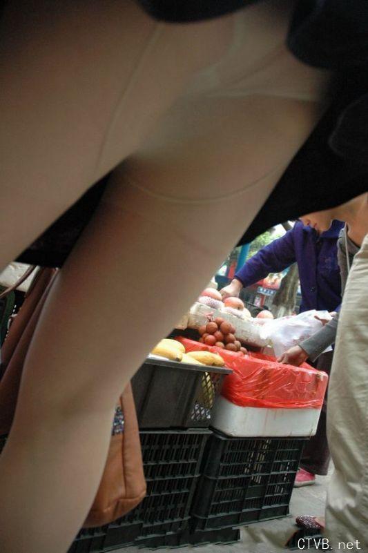 美腿走光 - 肉丝女买水果穿透明内裤超刺激 - 4.jpg