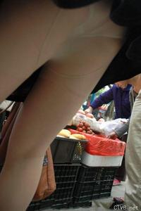 美腿走光 - 肉丝女买水果穿透明内裤超刺激 - 4.jpg