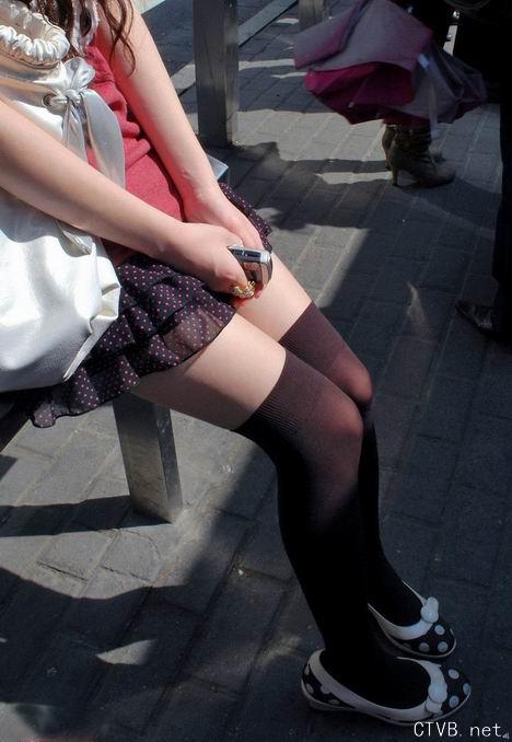 美腿走光 - 等公交时拍到的丝袜MM - 1.jpg