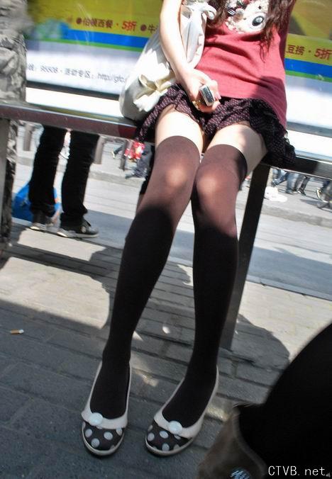 美腿走光 - 等公交时拍到的丝袜MM - 2.jpg