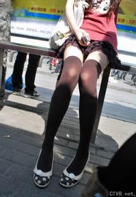 美腿走光 - 等公交时拍到的丝袜MM - 2.jpg