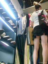 美腿走光 - 漂亮MM買衣服偷拍 - 1.jpg
