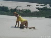 美腿走光 - 难得一见：人妻到新疆沙漠旅游时的自拍照 - 2.jpg