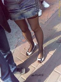 美腿走光 - 偷拍超短牛仔裙少妇 - 17.jpg