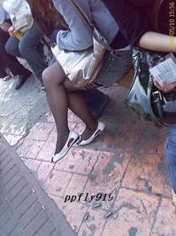 美腿走光 - 偷拍超短牛仔裙少妇 - 12.jpg