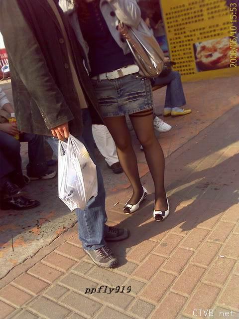 美腿走光 - 偷拍超短牛仔裙少妇 - 4.jpg