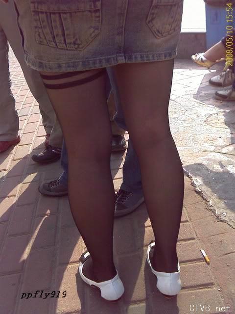 美腿走光 - 偷拍超短牛仔裙少妇 - 1.jpg