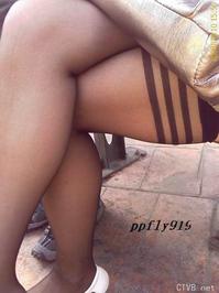 美腿走光 - 偷拍超短牛仔裙少妇 - 8.jpg