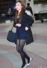 美腿走光 - 漂亮的蓝色大衣黑丝MM， - 2.jpg