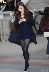 美腿走光 - 漂亮的蓝色大衣黑丝MM， - 1.jpg