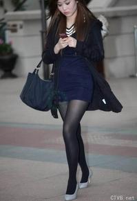 美腿走光 - 漂亮的蓝色大衣黑丝MM， - 4.jpg